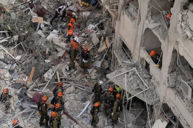 قتلى وجرحى ودمار كبير بعد هجوم صاروخي إيراني على إسرائيل